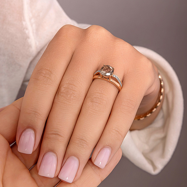 Золотое кольцо с кварцем и фианитами (арт. 140638Пкр) – изображение 2