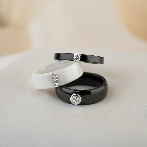 Кольцо из золота и черной керамики с бриллиантом (арт. К011228005бч) – изображение 3