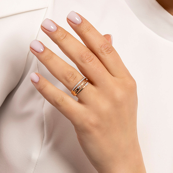 Золота каблучка в червоному кольорі металу з фіанітами (арт. 140901) – зображення 4