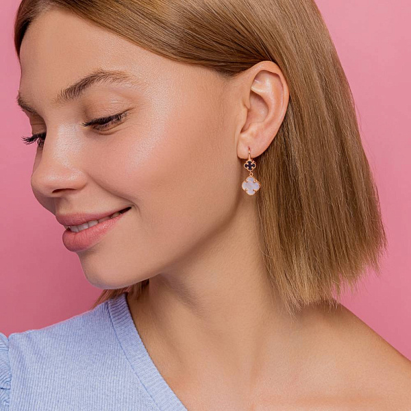 Золотые серьги-подвески с ониксом и перламутром (арт. 109982оп) – изображение 3