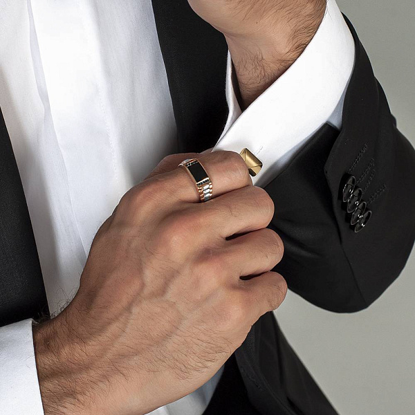 Золотая печатка с эмалью и фианитами (арт. 170070ч) – изображение 2