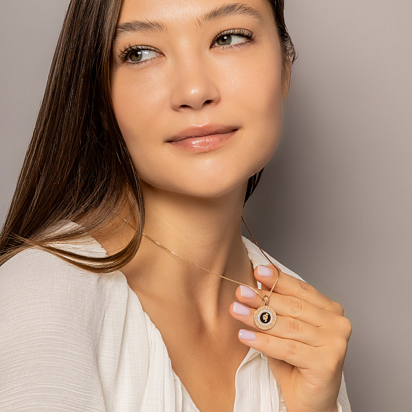 Золотой подвес "Дева" с фианитами и эмалью (арт. 440681ечд) – изображение 5