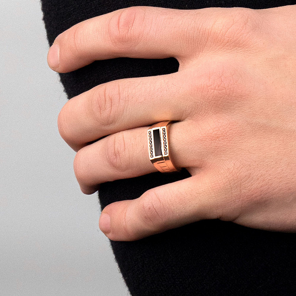 Золотая печатка с эмалью и фианитами (арт. 170066ч) – изображение 2