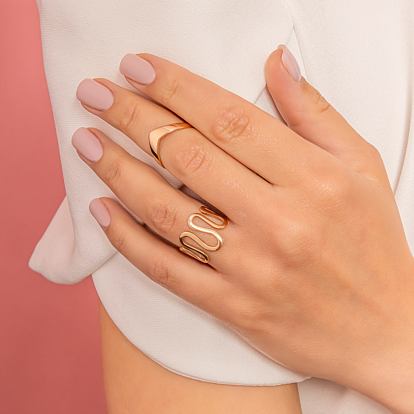 Золотое кольцо в красном цвете металла (арт. 140890) – изображение 3