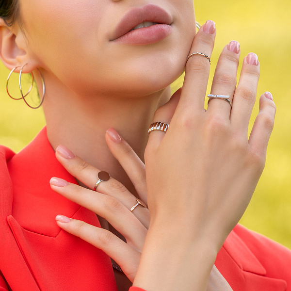 Золотое кольцо в красном и белом цвете металла (арт. 155627кб) – изображение 2