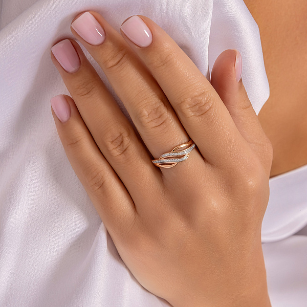 Золотое кольцо в красном цвете металла с бриллиантами (арт. К011223010) – изображение 2