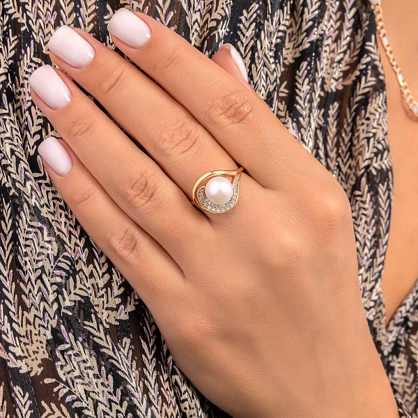 Золотое кольцо с жемчугом и фианитами (арт. 152908прлб) – изображение 2