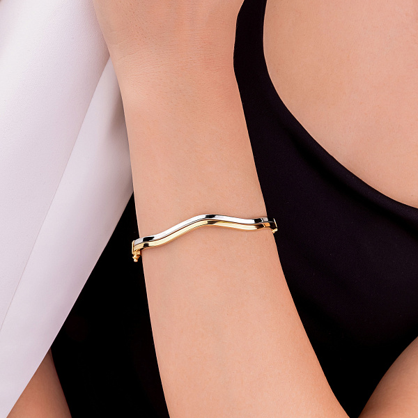 Жесткий браслет из желтого и белого золота (арт. 326693жб) – изображение 2