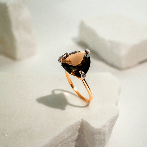 Золотое кольцо с кварцем и фианитами (арт. 140671Пкр) – изображение 2