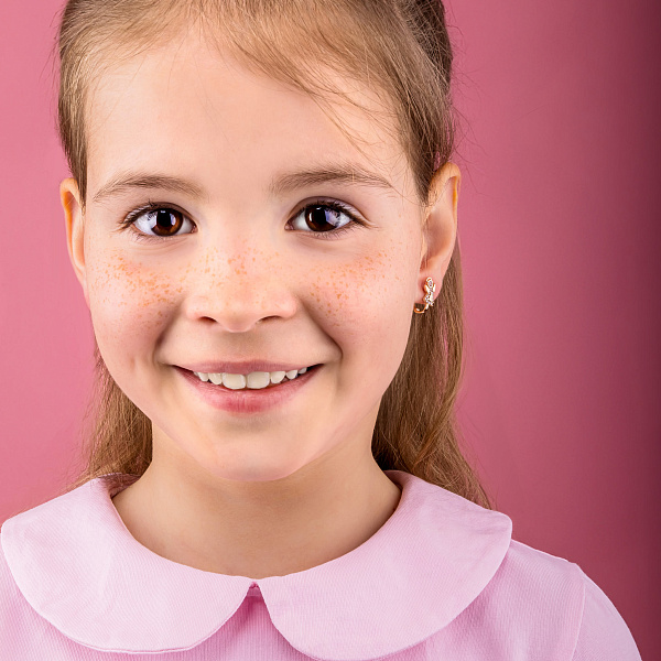 Детские золотые сережки Ангелочки с фианитами (арт. 1091056) – изображение 4