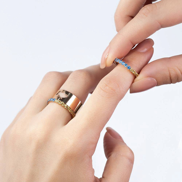 Каблучка з золота з синіми і жовтими фіанітами  (арт. 140939гж) – зображення 3