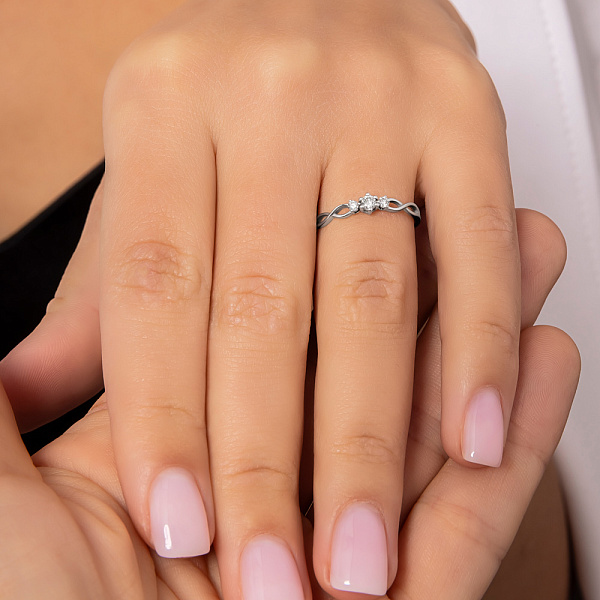 Кольцо из белого золота с тремя бриллиантами (арт. К011351010б) – изображение 3