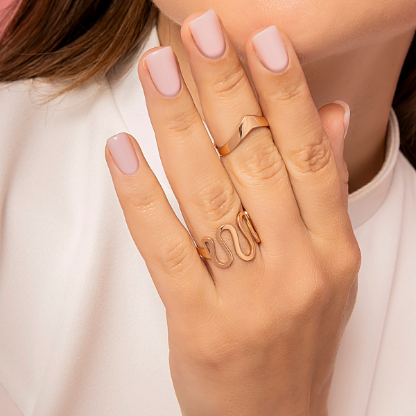 Золотое кольцо в красном цвете металла (арт. 140890) – изображение 4