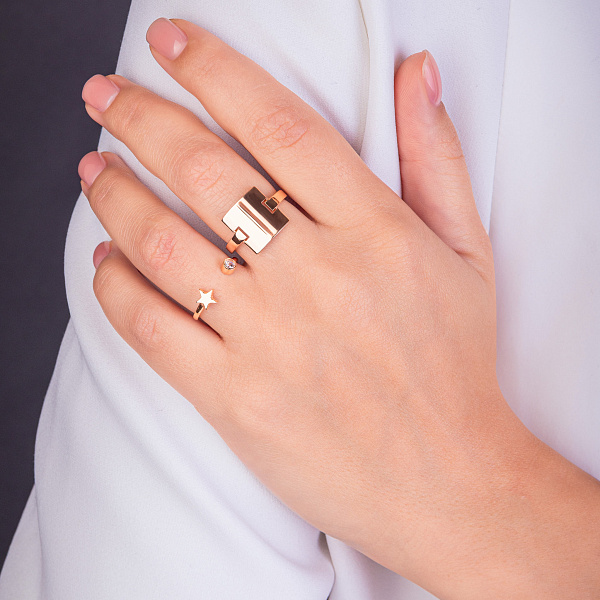 Золотое незамкнутое кольцо с фианитом (арт. 155564) – изображение 5