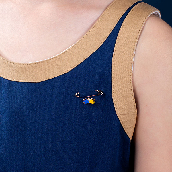Золотая булавка "Ладошки" с синей и желтой эмалью (арт. 360130есж) – изображение 2