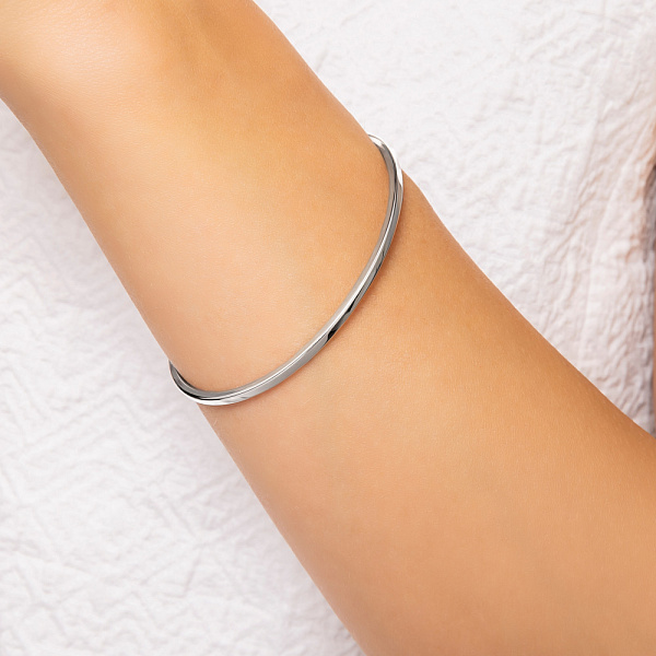 Жесткий браслет из белого золота (арт. 326545б) – изображение 2