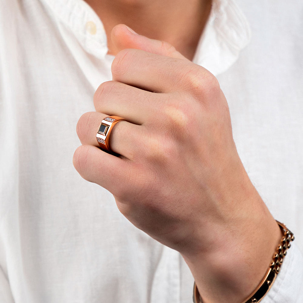 Золотая печатка с эмалью и фианитами (арт. 170073) – изображение 2