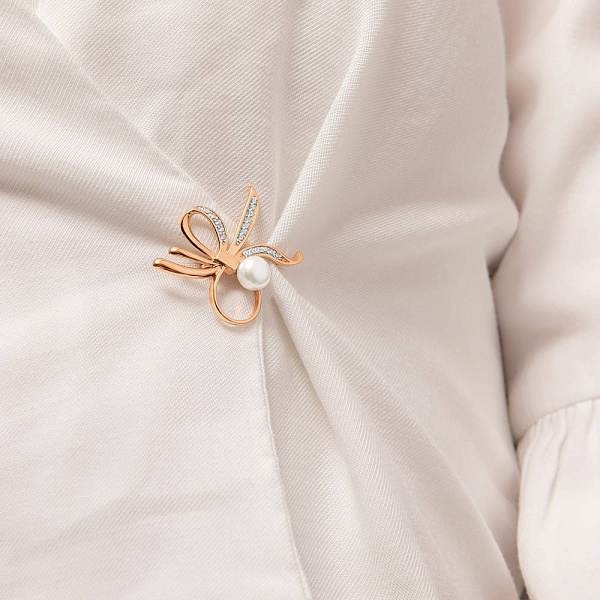 Золотая брошь с жемчугом и фианитами (арт. 360053) – изображение 2