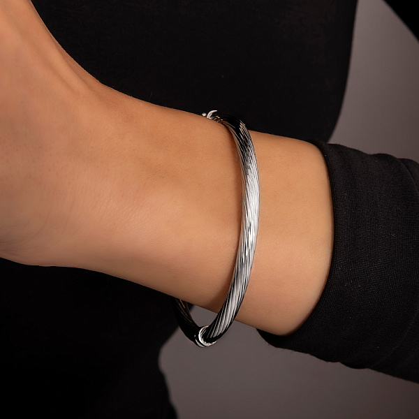Жорсткий браслет з білого золота (арт. 320811б) – зображення 3