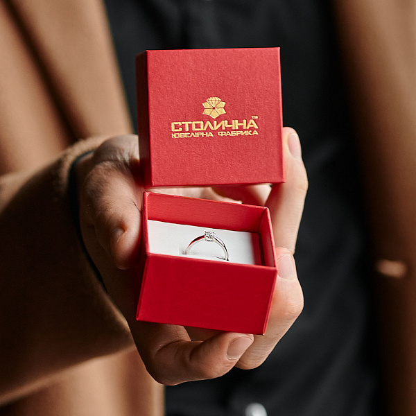 Золота каблучка в білому кольорі металу з діамантами (арт. К011120005б) – зображення 2