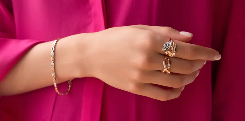 Золотой браслет-цепочка на женской руке.
