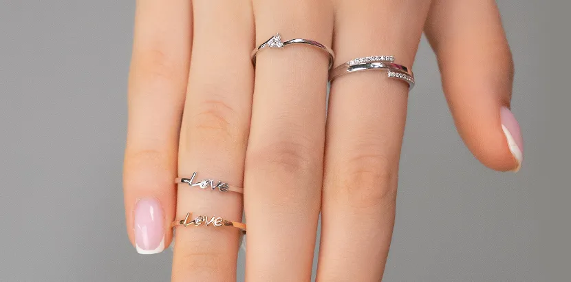 бриллиантовые кольца на руке