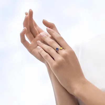 Золотое незамкнутое кольцо с синей и желтой эмалью  (арт. 141087/1есж)