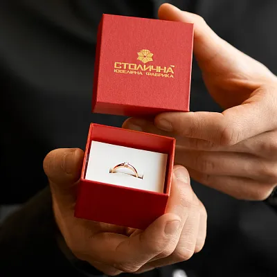 Кольцо из красного золота с одним бриллиантом (арт. К011147010)